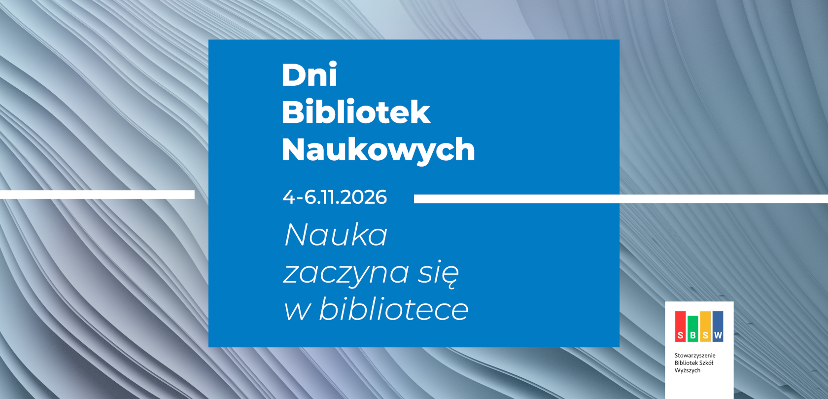 Grafika promująca Dni Bibliotek Naukowych. Na niebieskim tle znajduje się napis: „Dni Bibliotek Naukowych”, data „4-6.11.2026” oraz hasło „Nauka zaczyna się w bibliotece”. W prawym dolnym rogu umieszczono logo Stowarzyszenia Bibliotek Szkół Wyższych. Tło stanowi abstrakcyjny wzór z falujących, jasnoniebieskich i szarych linii.